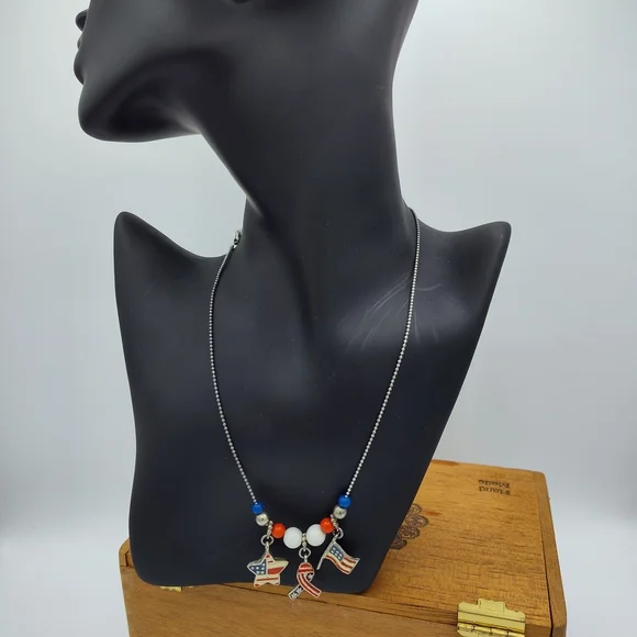 EUC Patriotic Charm Necklace Wurh Adjustable Chain - Picture 2 of 4